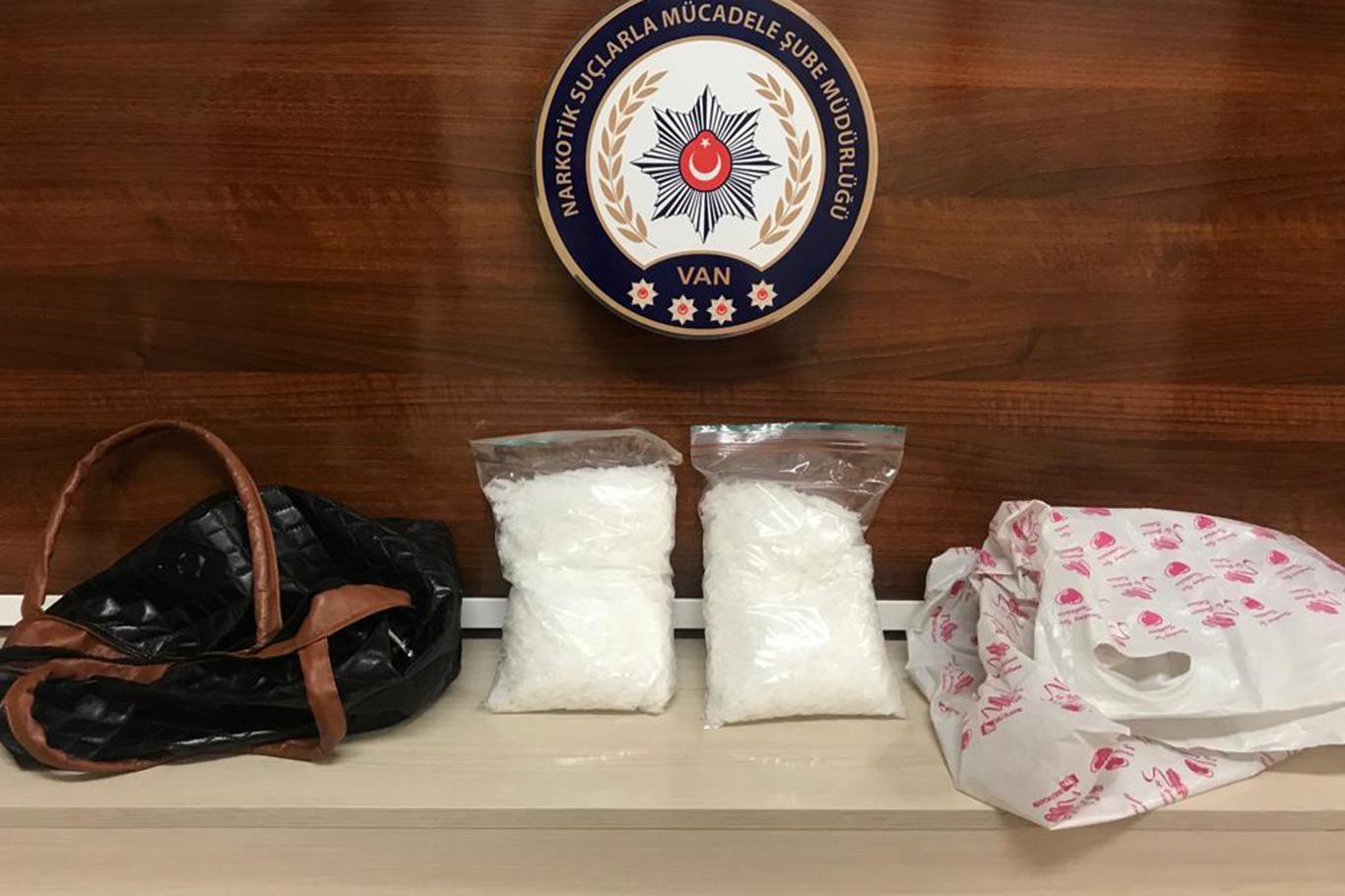 Bayan çantasında 2 kilogram metamfetamin ele geçirildi